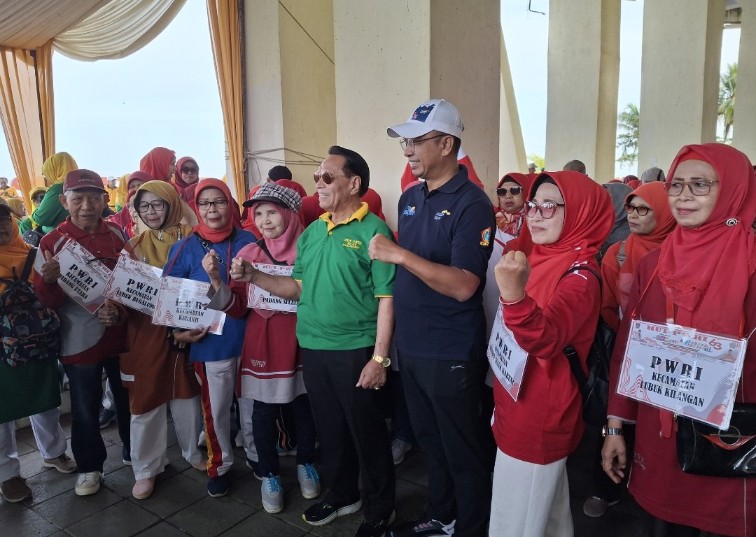 Ribuan Pensiunan Tumpah Ruah di Pantai Padang ikuti Jalan Sehat HUT ke-63 PWRI 