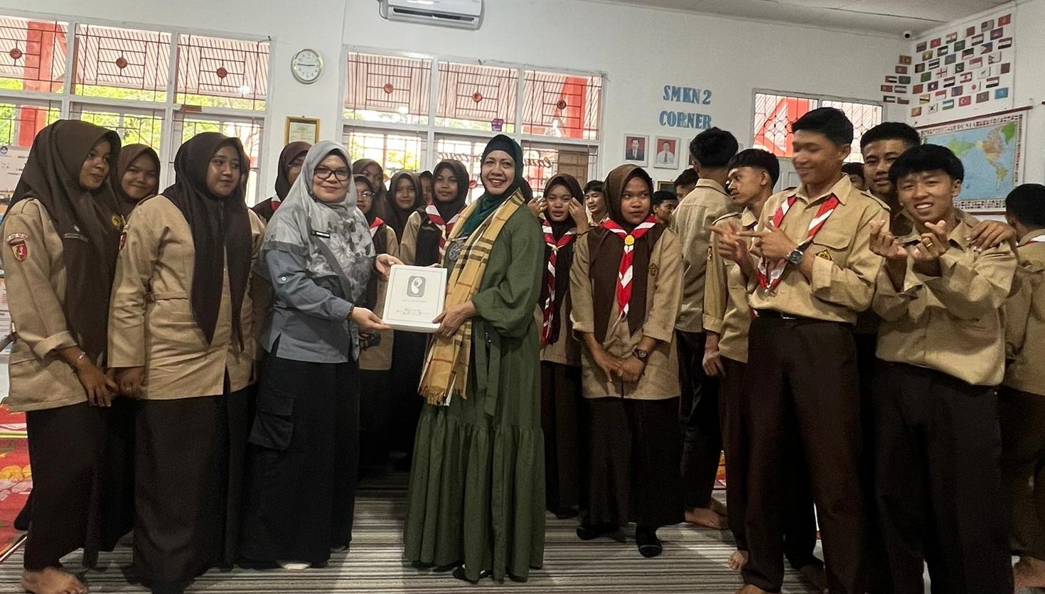 Ratu Puisi Tari Malaysia Shirley Idris dan Sastri Bakry Ngajar Siswa SMKN 1 dan 2 Padang Panjang Menulis Puisi