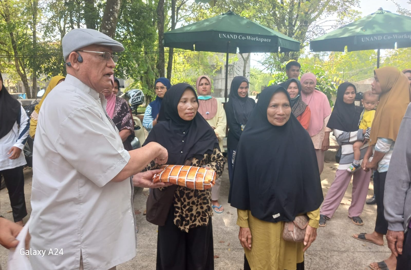 Peduli Korban Banjir Bandang, PWRI Provinsi Sumbar Serahkan Bantuan di Batu Busuak