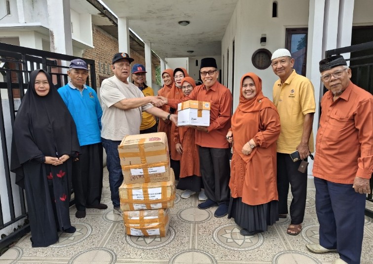Peduli Korban Terdampak Banjir dan Longsor, PWRI Sumbar Serahkan Bantuan Pakaian Baru di Agam