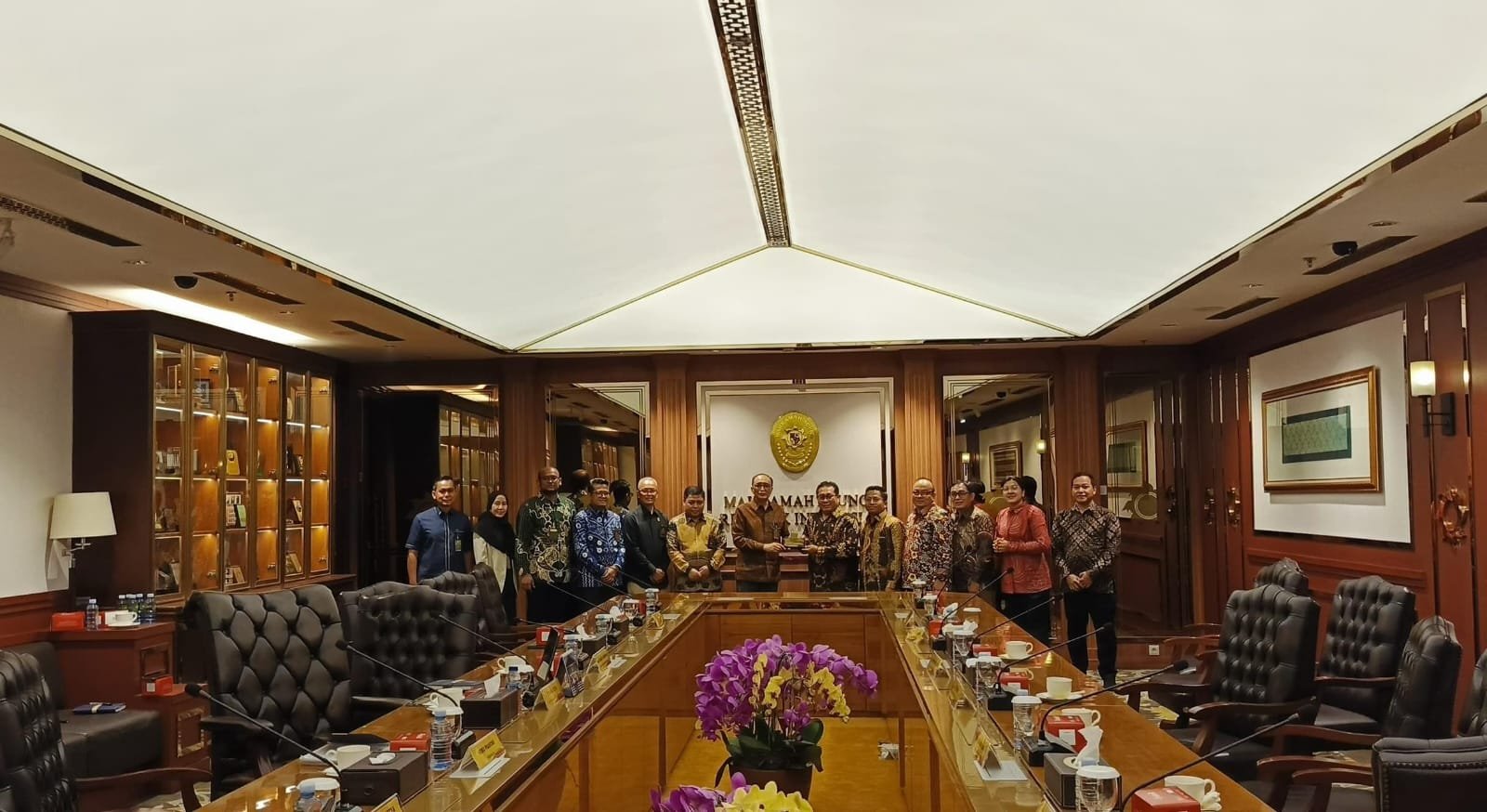 Meniti Jalan Damai di Luar Sidang